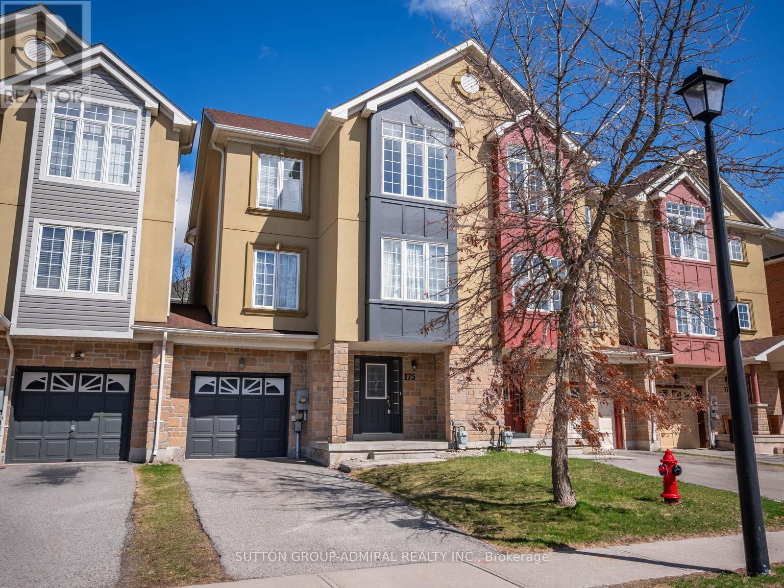 Photo 23 of 175 Gail Parks Crescent, Newmarket ON