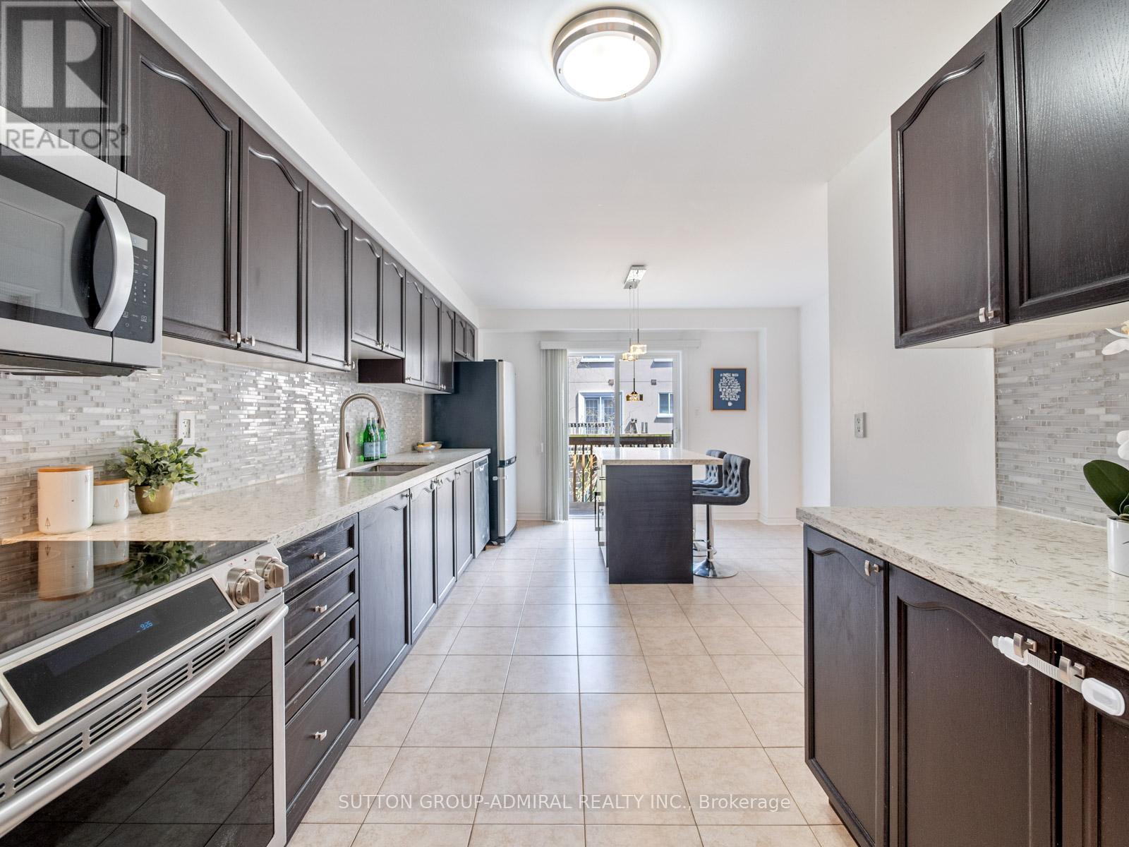 Photo 11 of 175 Gail Parks Crescent, Newmarket ON