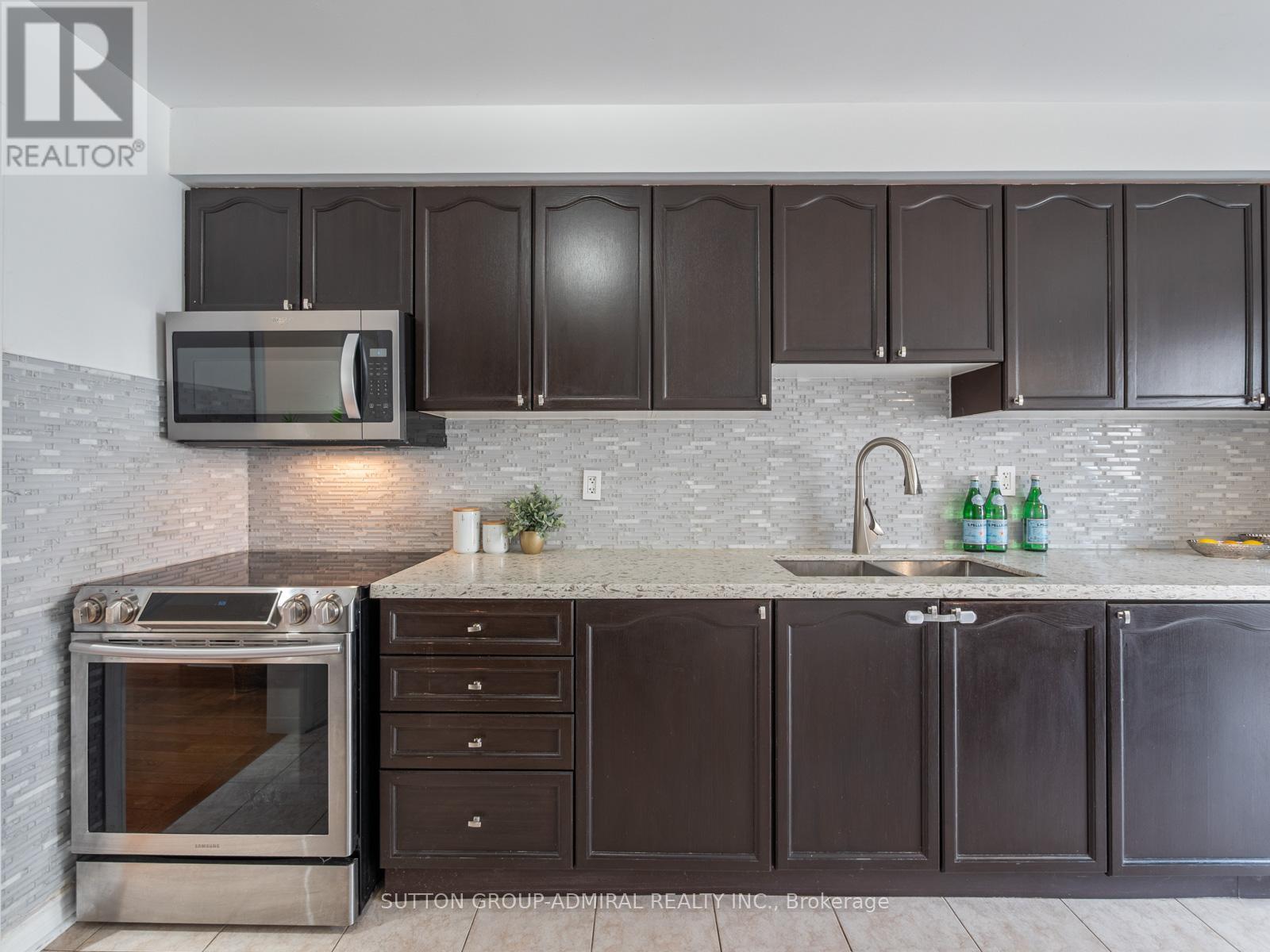 Photo 18 of 175 Gail Parks Crescent, Newmarket ON