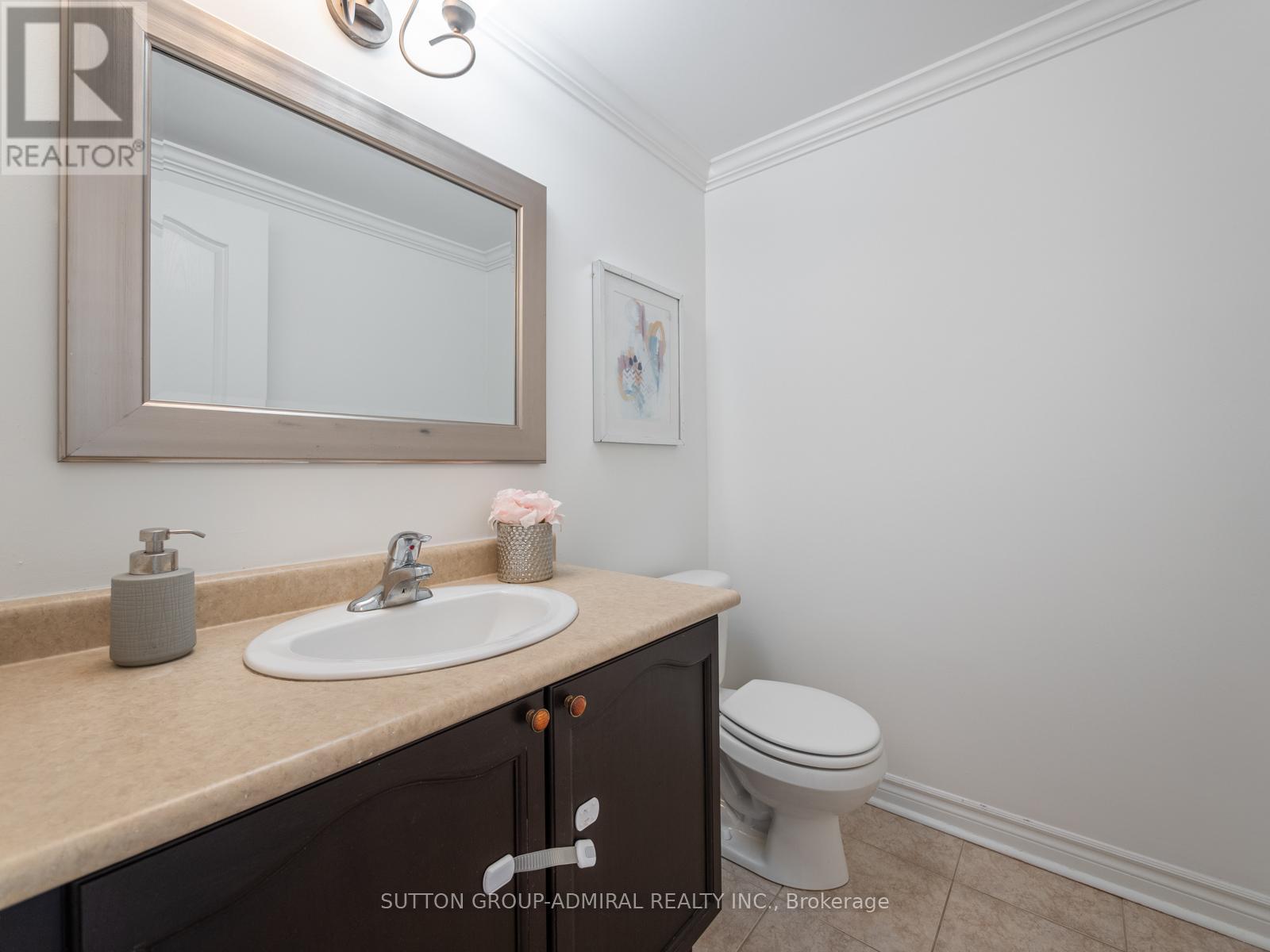 Photo 8 of 175 Gail Parks Crescent, Newmarket ON
