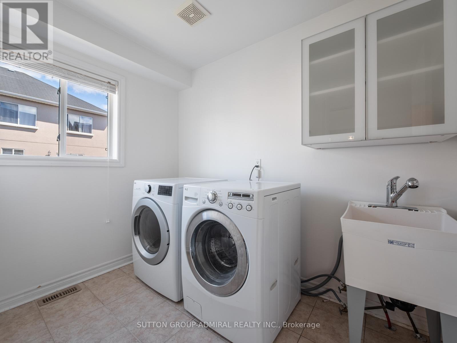 Photo 16 of 175 Gail Parks Crescent, Newmarket ON