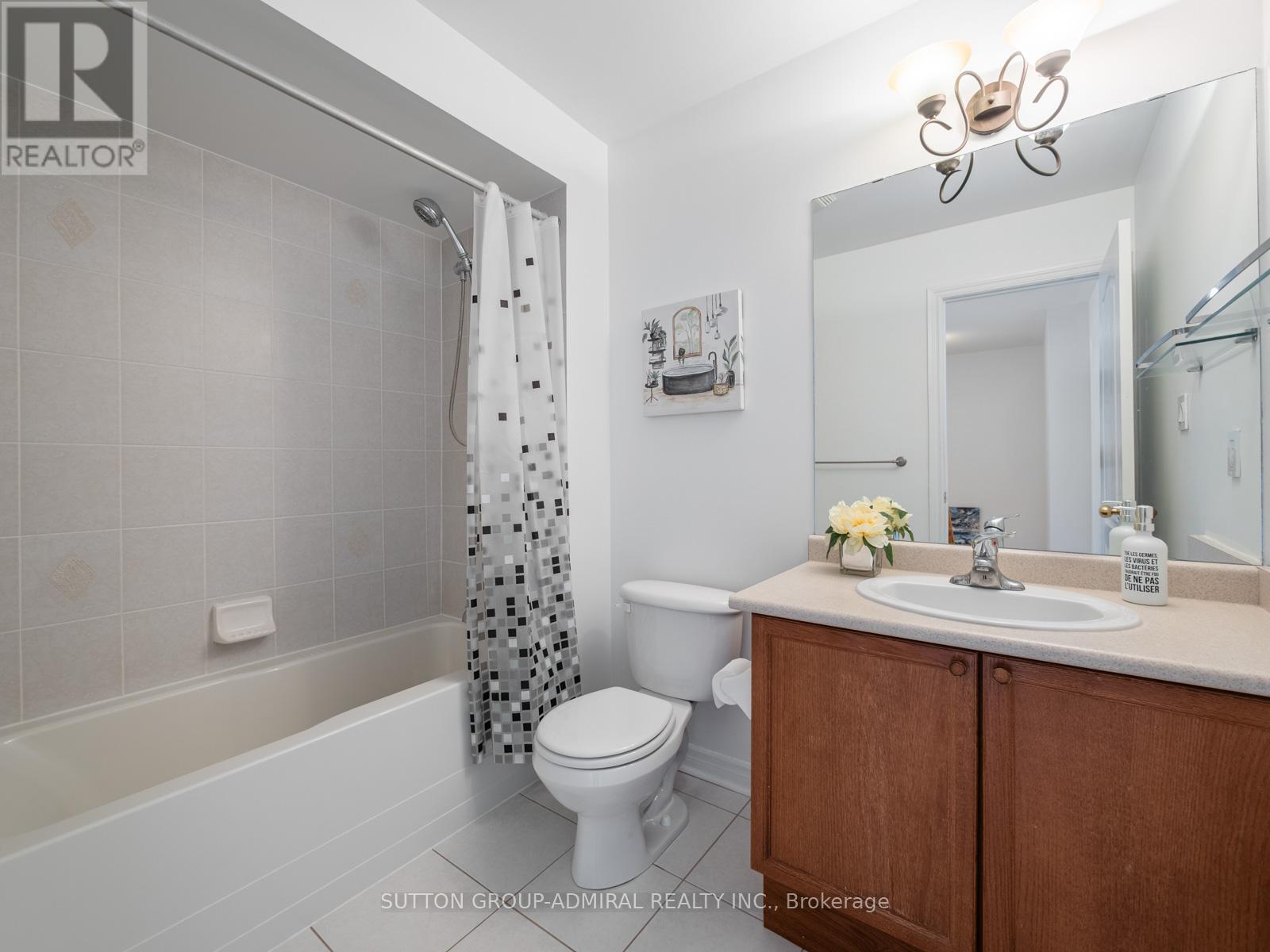 Photo 20 of 175 Gail Parks Crescent, Newmarket ON