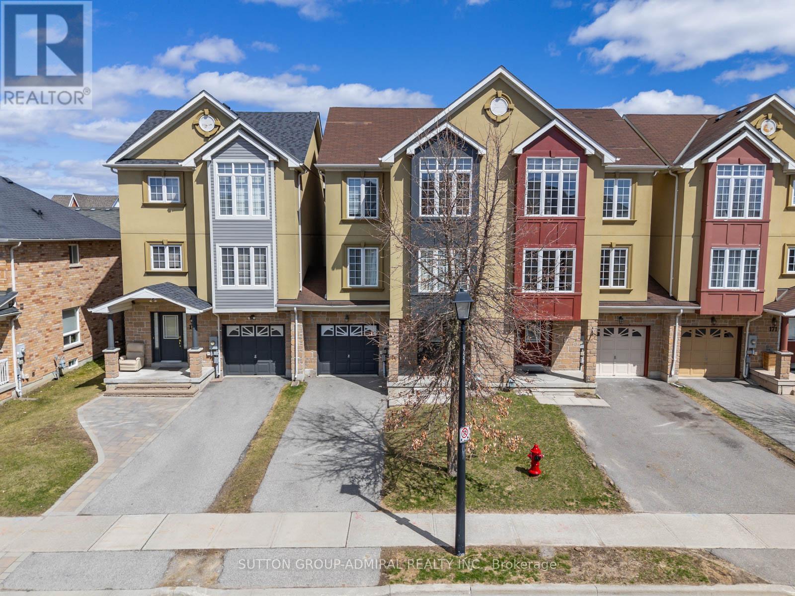 Photo 29 of 175 Gail Parks Crescent, Newmarket ON