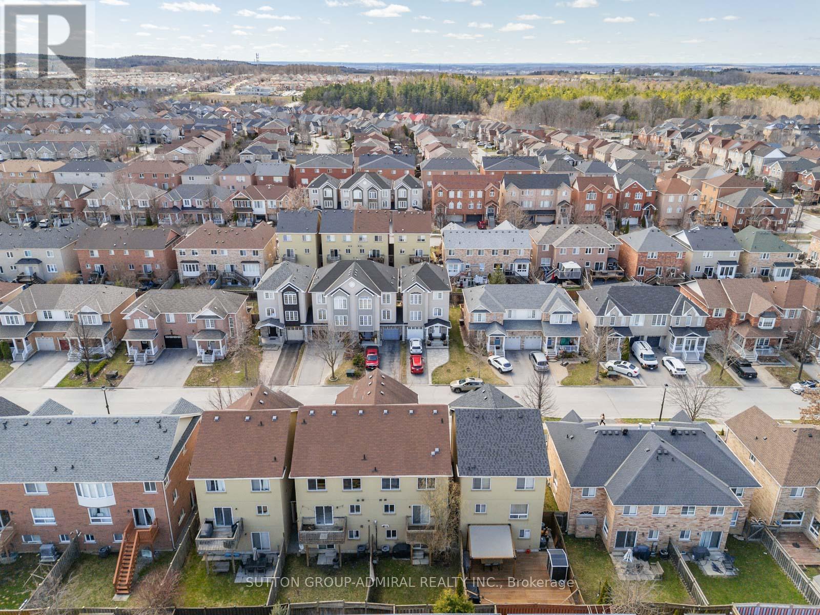 Photo 32 of 175 Gail Parks Crescent, Newmarket ON