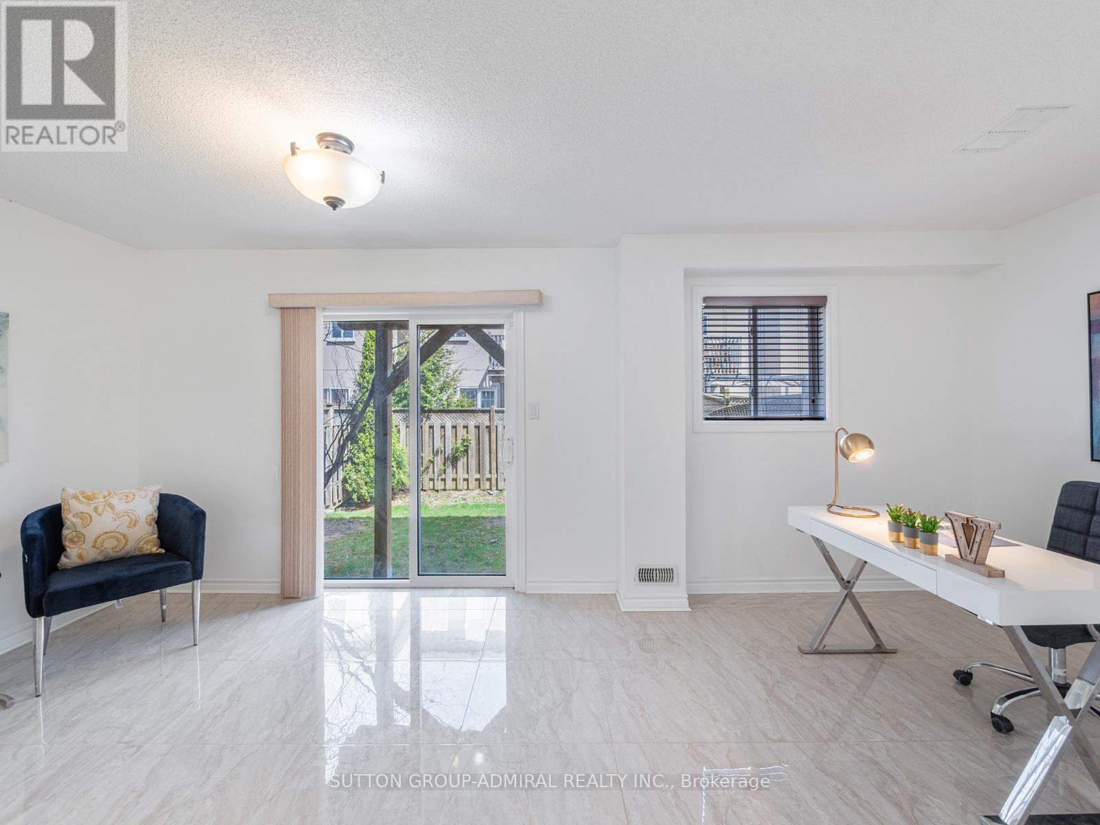 Photo 33 of 175 Gail Parks Crescent, Newmarket ON
