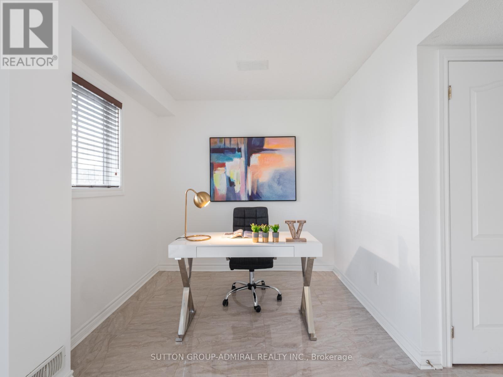 Photo 5 of 175 Gail Parks Crescent, Newmarket ON
