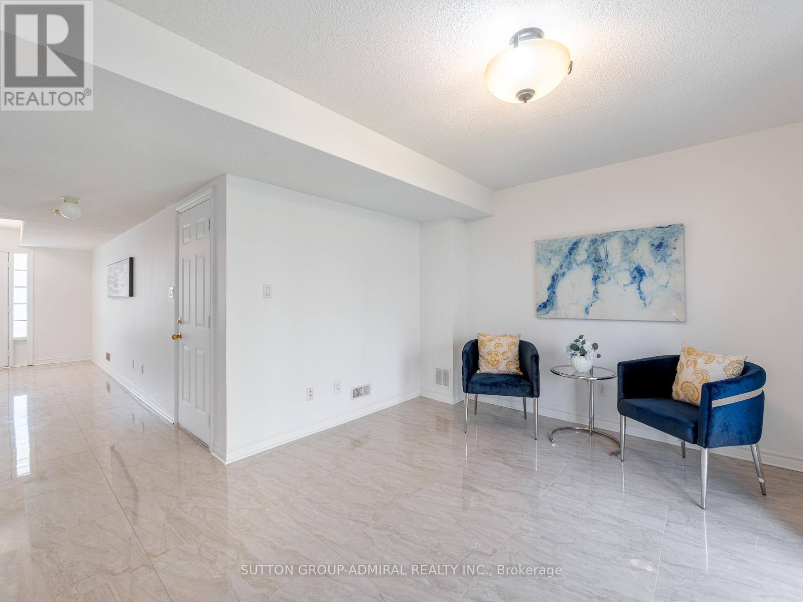 Photo 21 of 175 Gail Parks Crescent, Newmarket ON