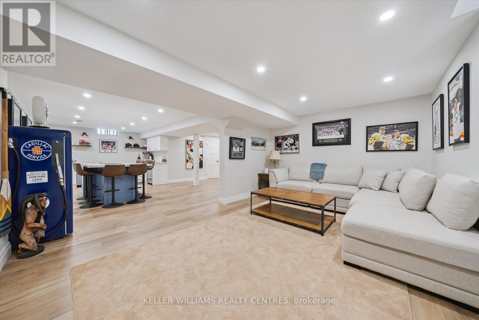 Photo 32 of 72 Pointon Street, Aurora ON