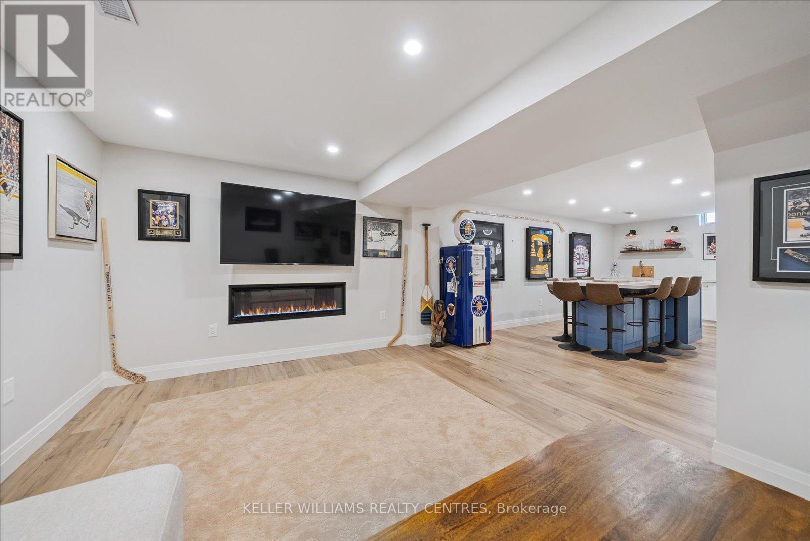 Photo 33 of 72 Pointon Street, Aurora ON