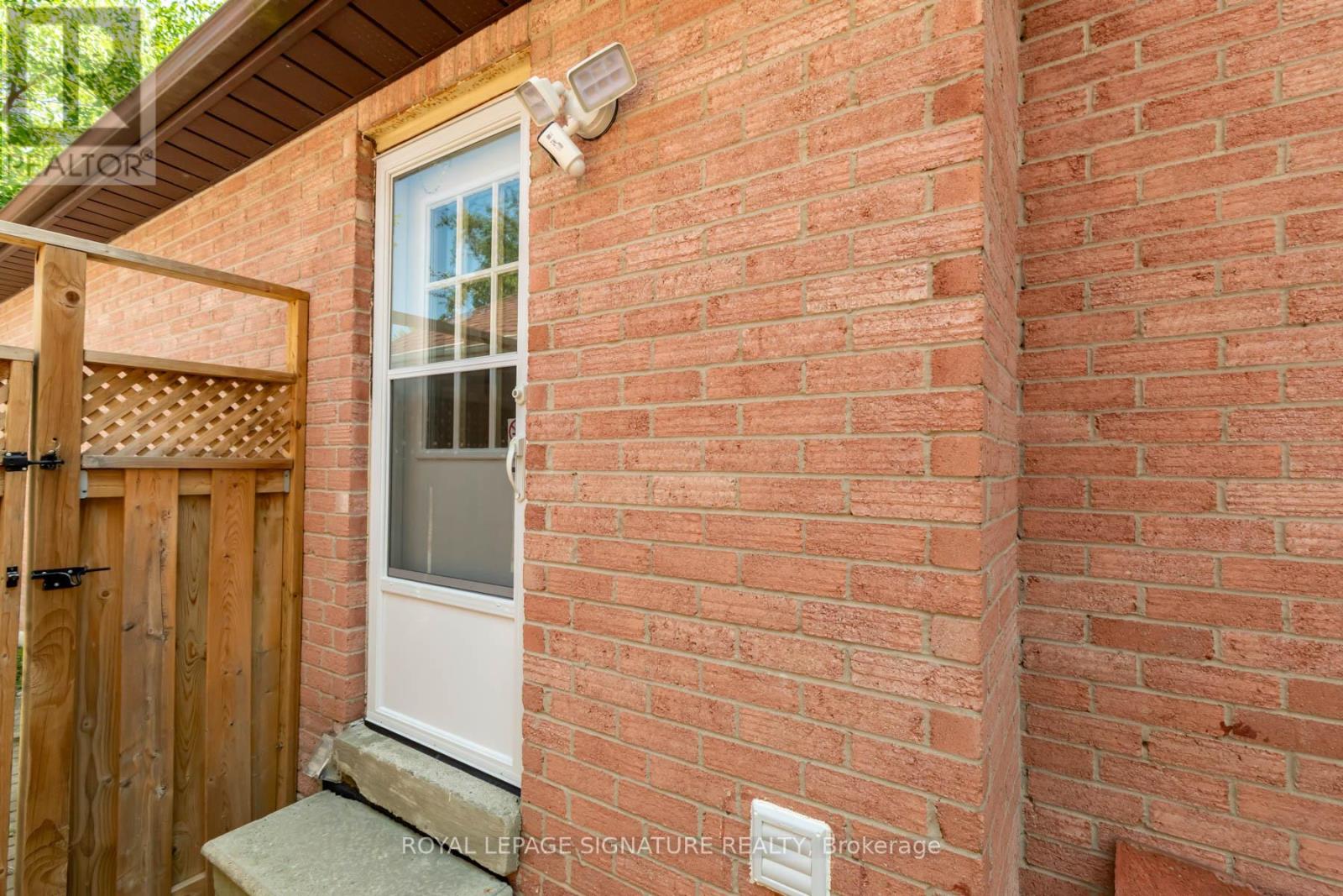 Photo 2 of Bsmt 30 Larratt Lane, Richmond Hill ON