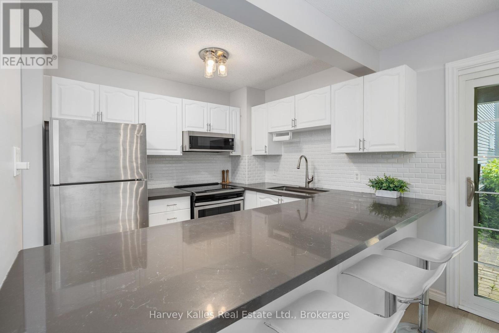 Photo 5 of 37 146 Settlers Way, Blue Mountains ON