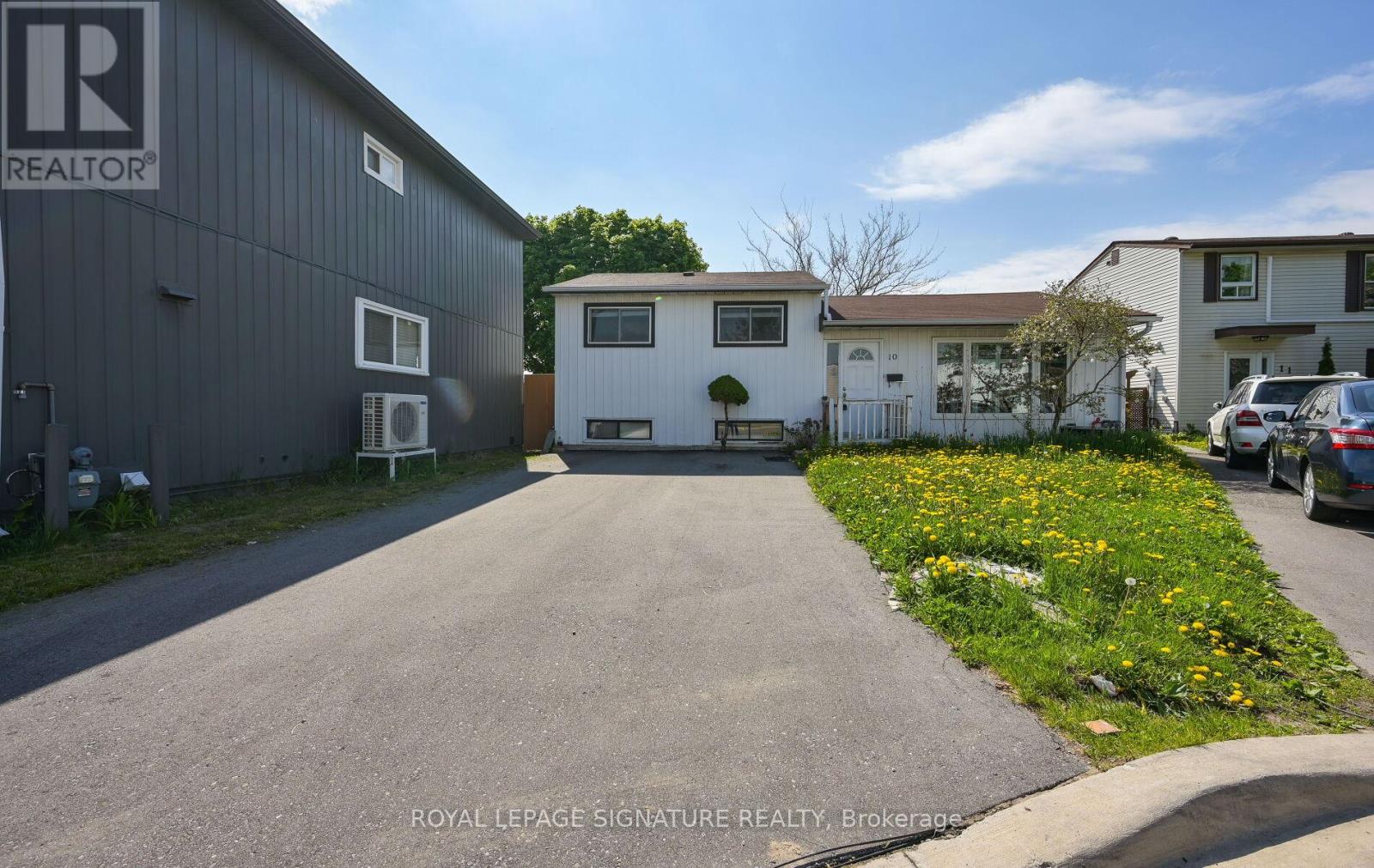 Photo 1 of 10 Heatherside Court, Brampton ON