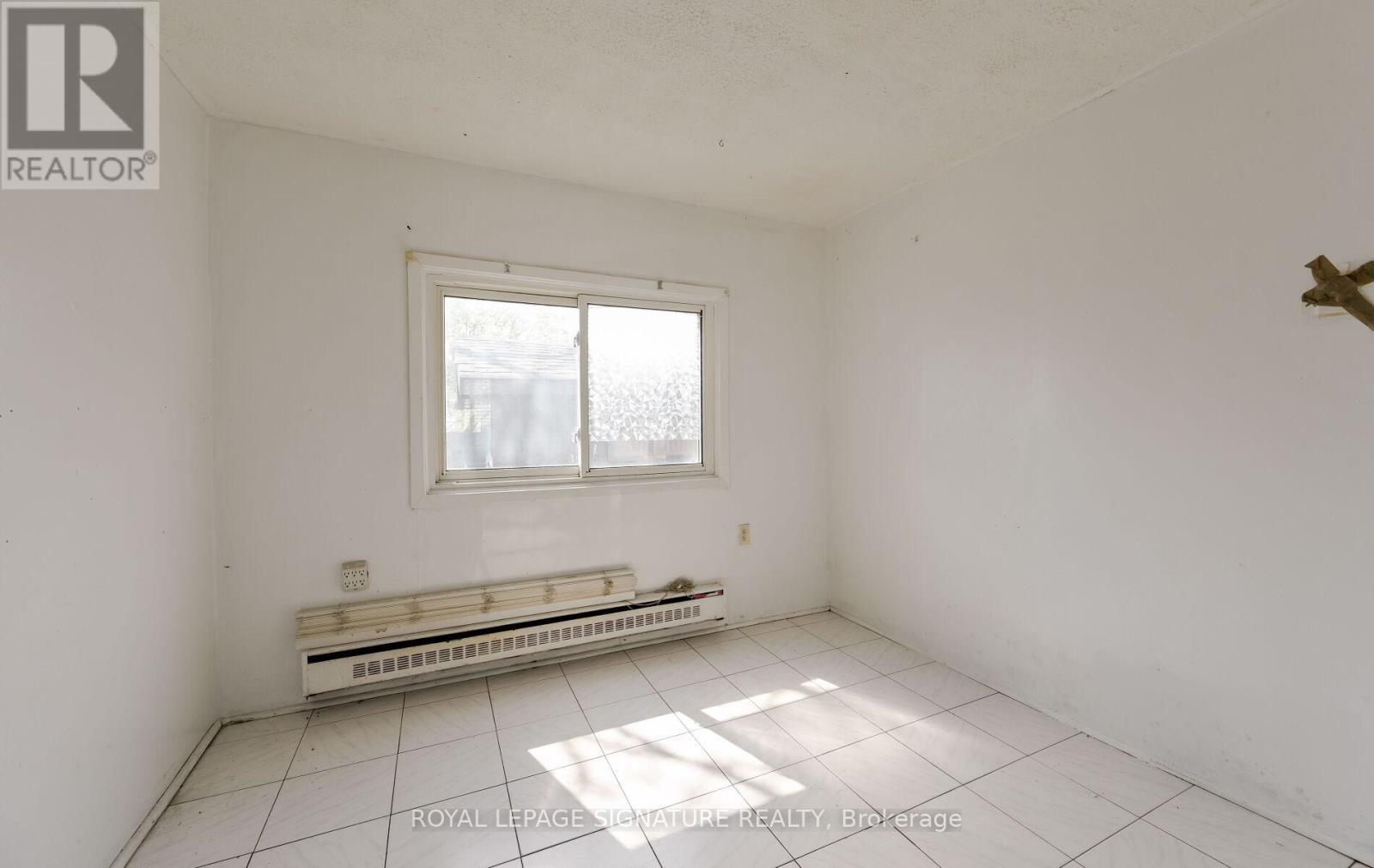 Photo 14 of 10 Heatherside Court, Brampton ON