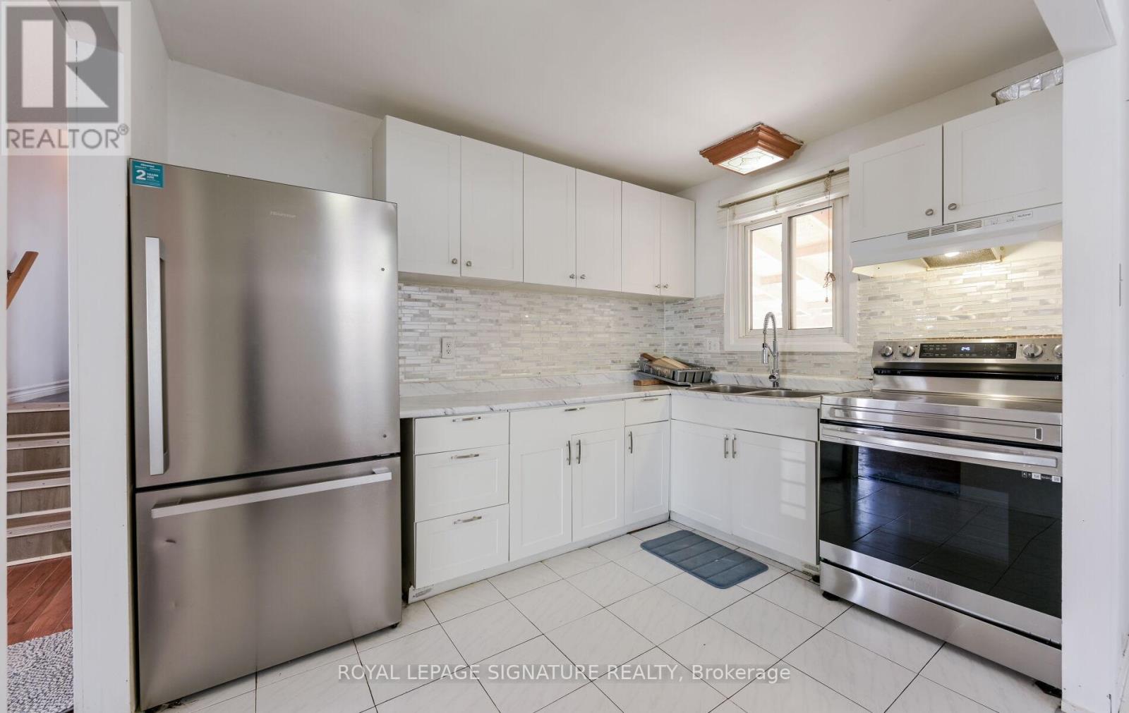 Photo 15 of 10 Heatherside Court, Brampton ON