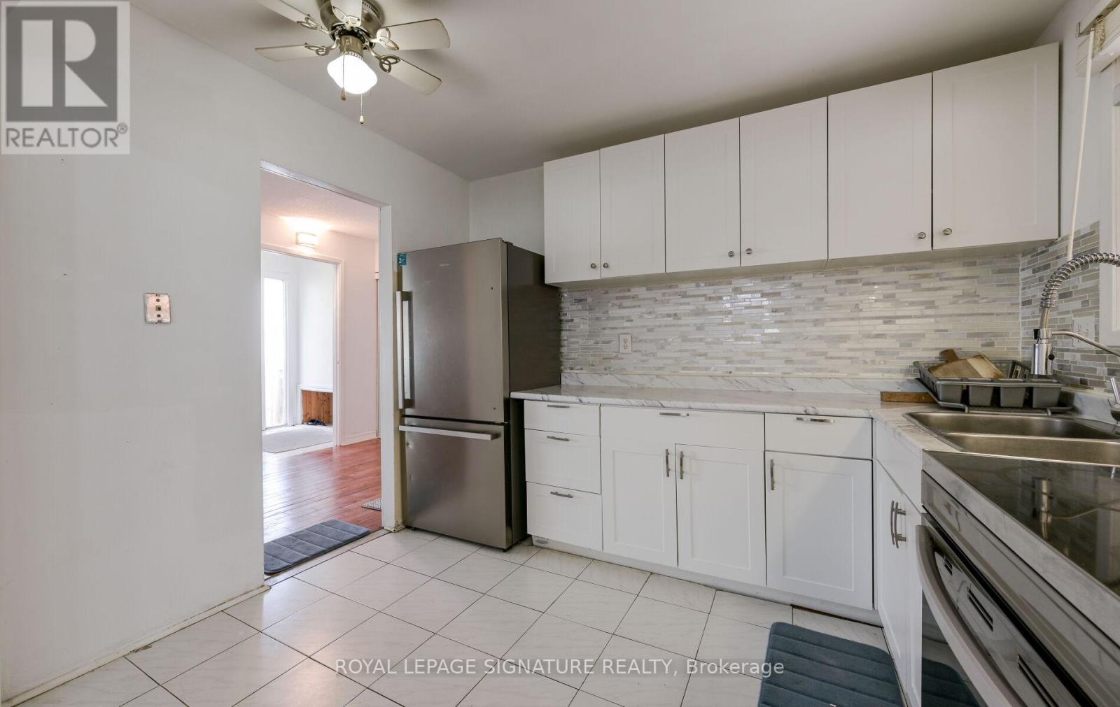 Photo 18 of 10 Heatherside Court, Brampton ON
