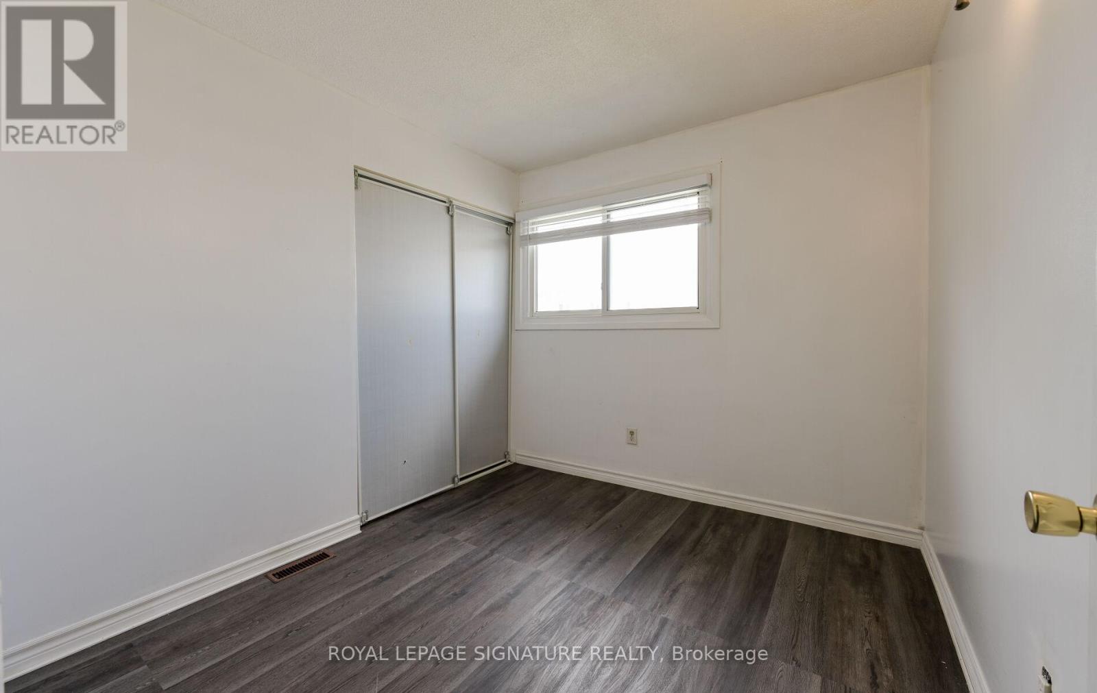 Photo 21 of 10 Heatherside Court, Brampton ON