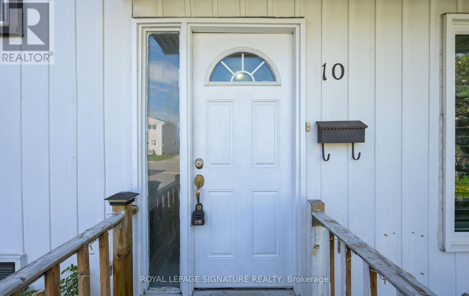 Photo 3 of 10 Heatherside Court, Brampton ON