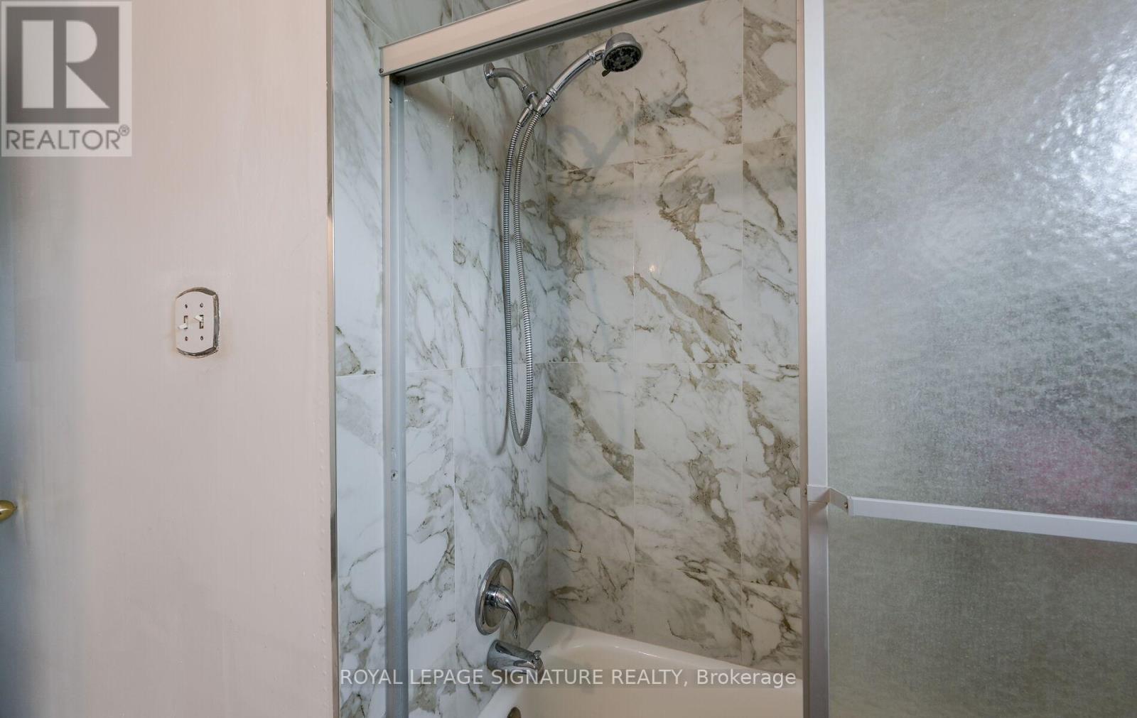 Photo 31 of 10 Heatherside Court, Brampton ON