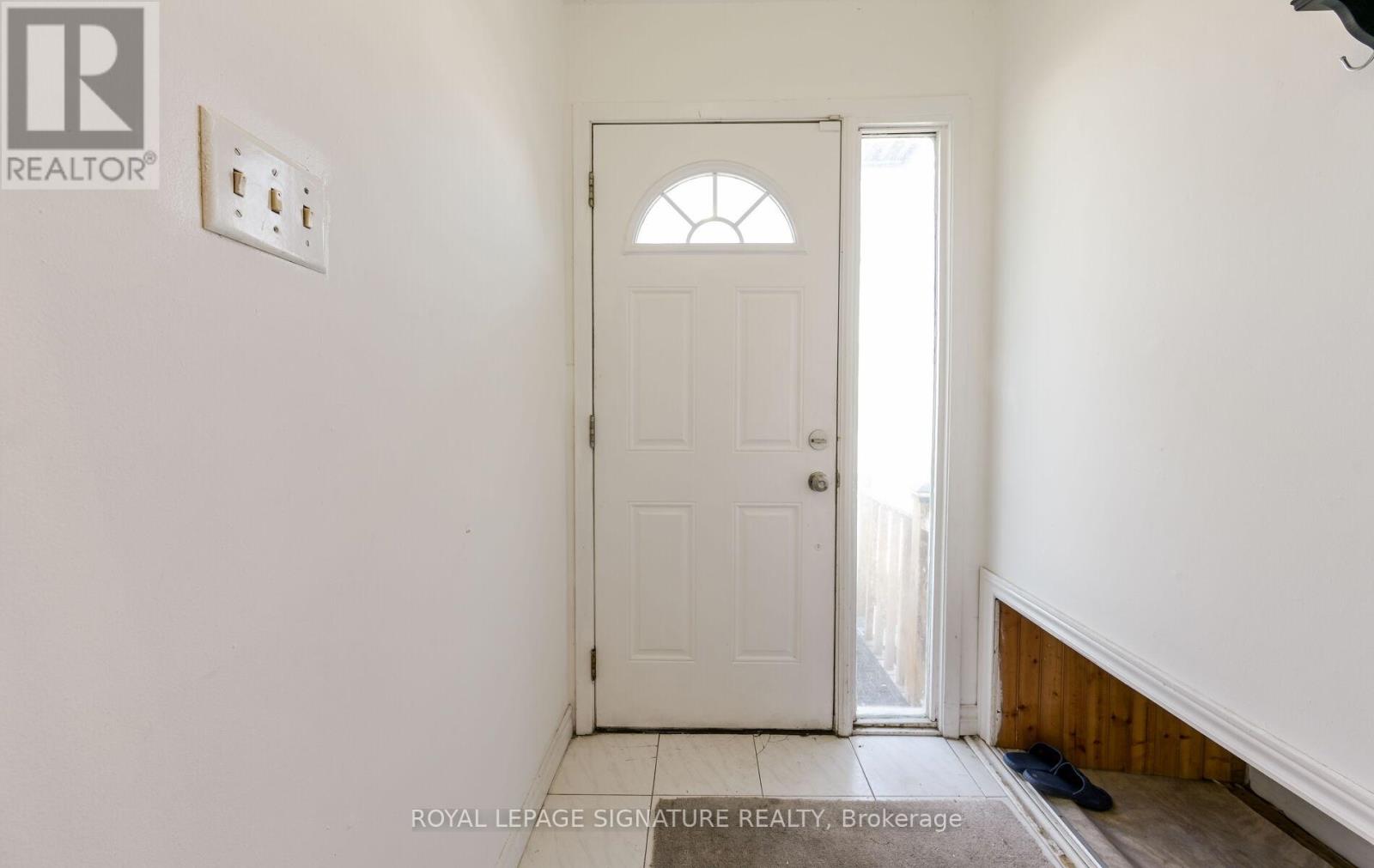 Photo 4 of 10 Heatherside Court, Brampton ON