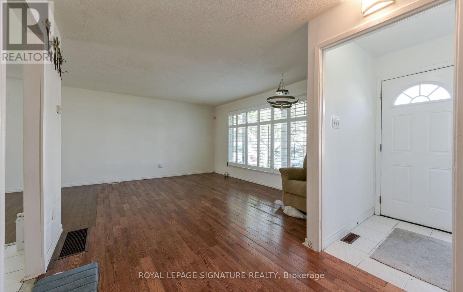 Photo 6 of 10 Heatherside Court, Brampton ON
