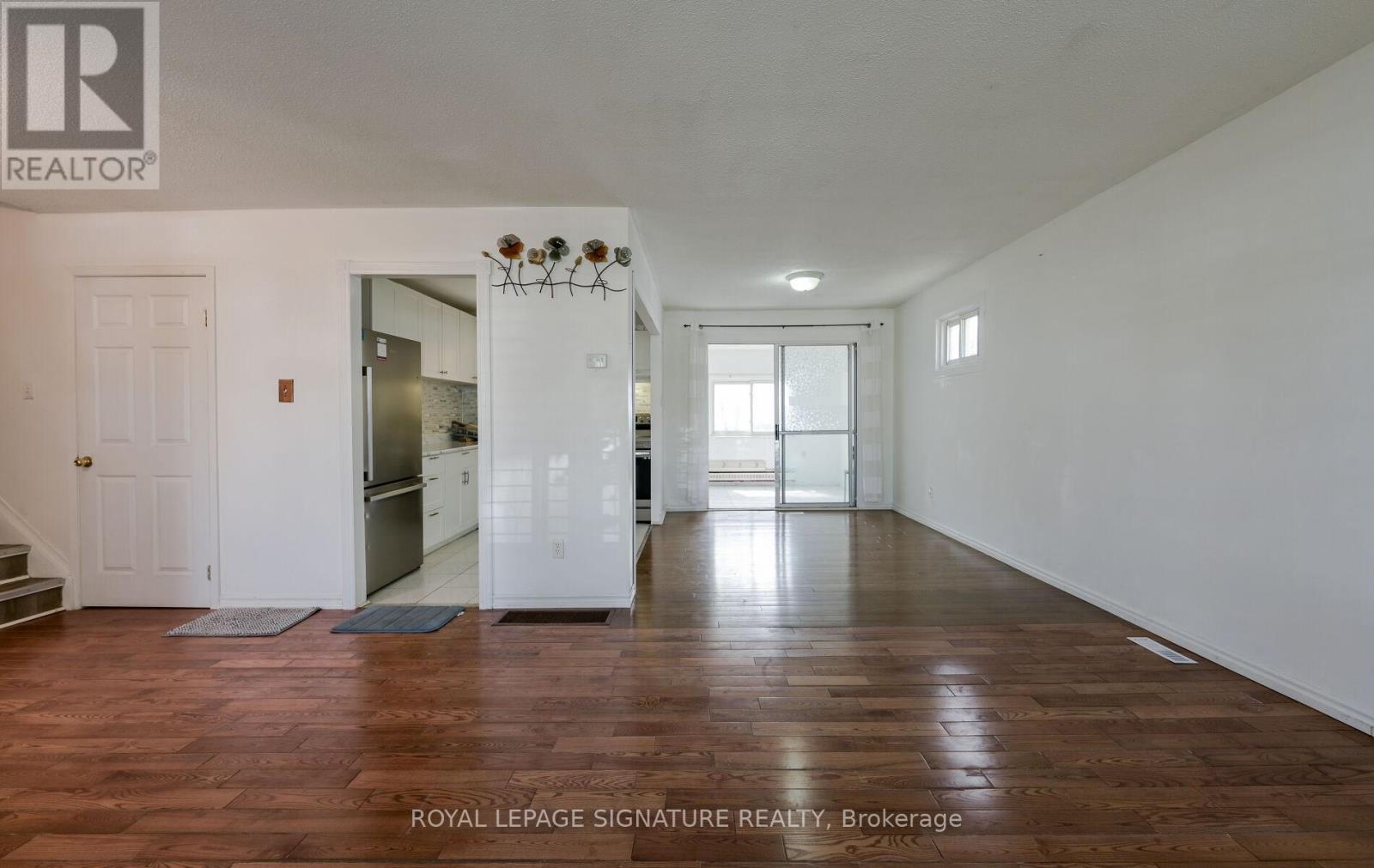 Photo 7 of 10 Heatherside Court, Brampton ON