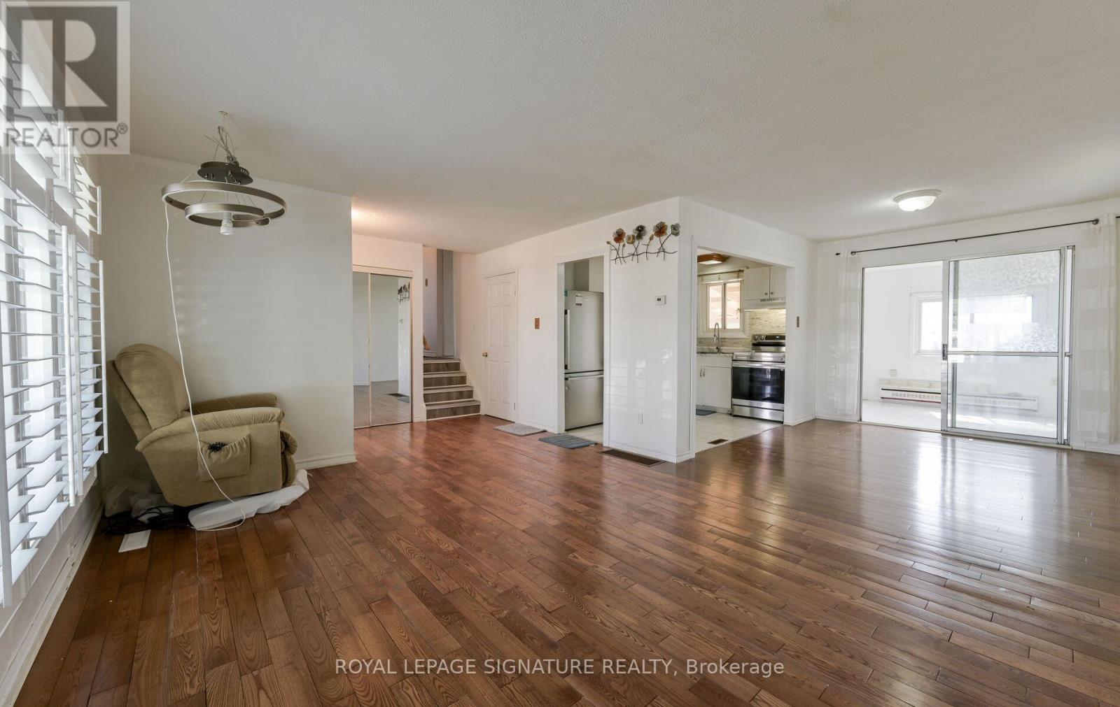 Photo 8 of 10 Heatherside Court, Brampton ON