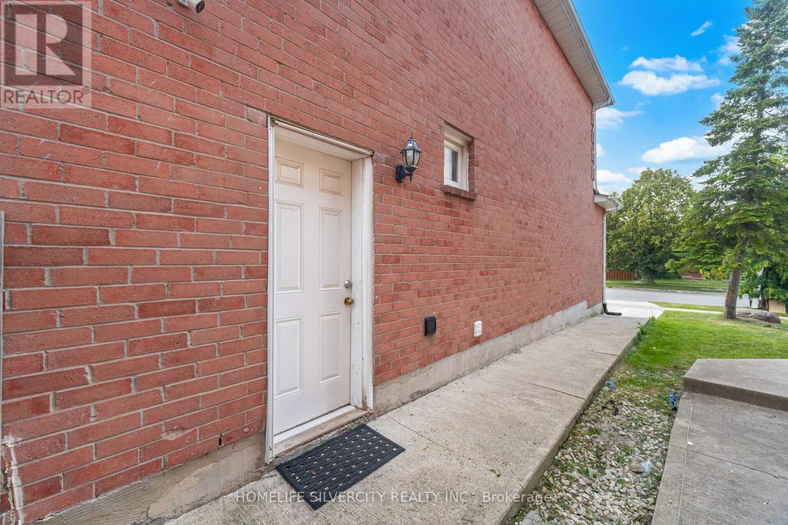 Photo 9 of 190 Major Wm Sharpe Drive, Brampton ON