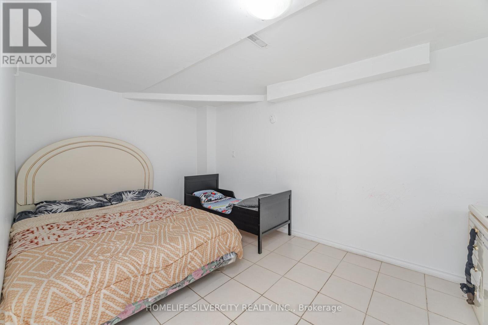 Photo 11 of 190 Major Wm Sharpe Drive, Brampton ON