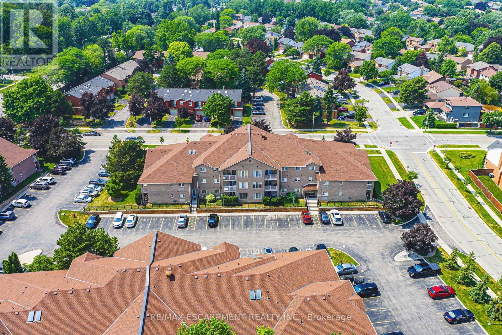 Photo 3 of 6 3050 Pinemeadow Drive, Burlington ON