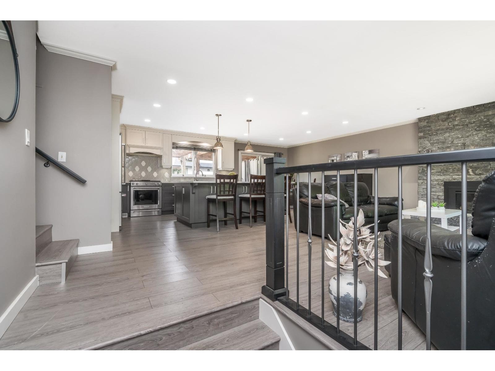 Photo 4 of 19934 45 A Avenue, Langley BC