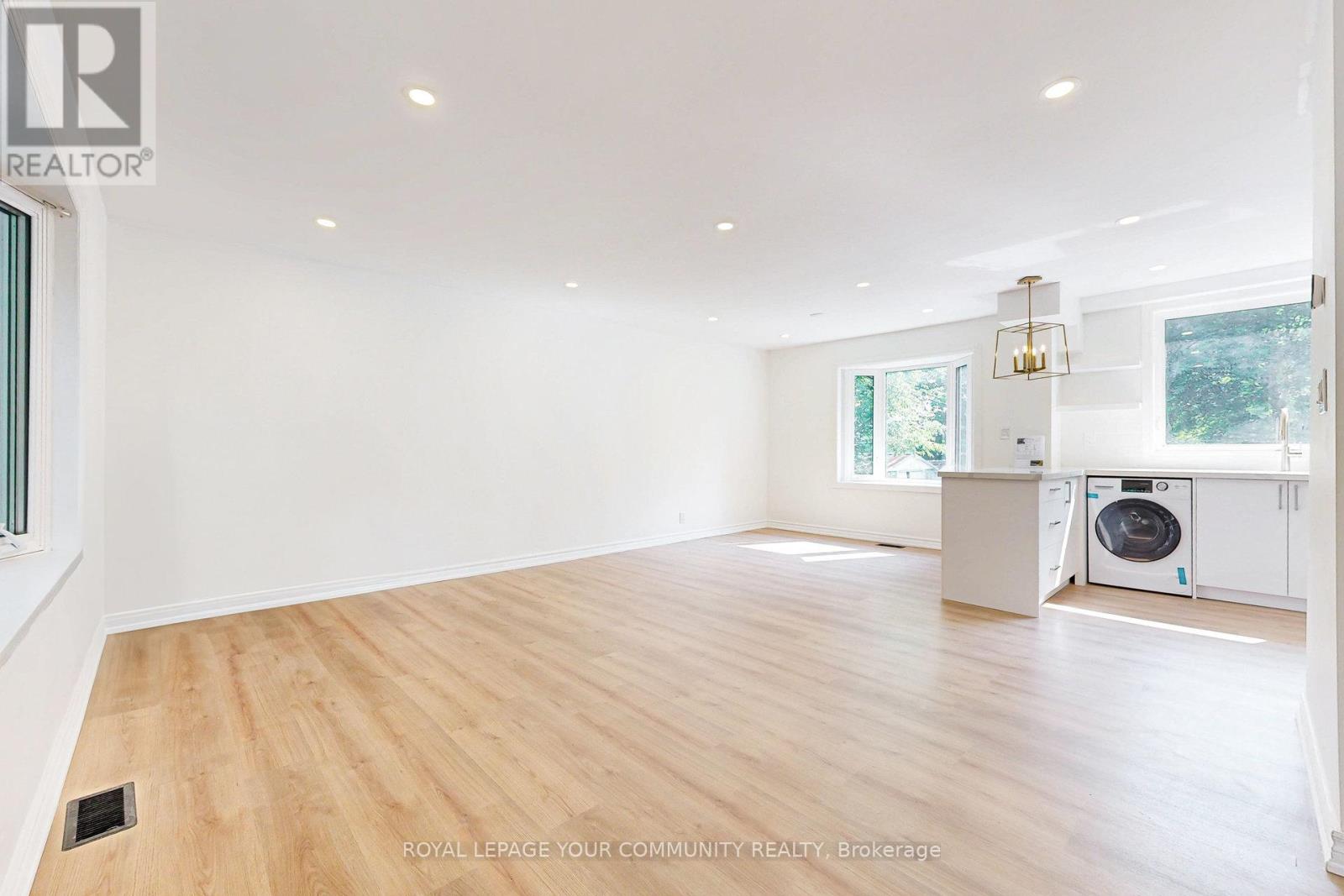 Photo 5 of 83 Lundys Lane, Newmarket ON