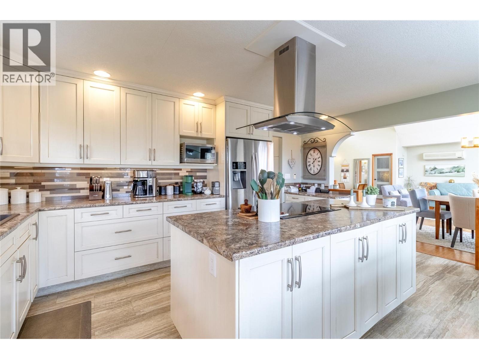 Photo 13 of 2273 Lakeview Drive, Sorrento BC