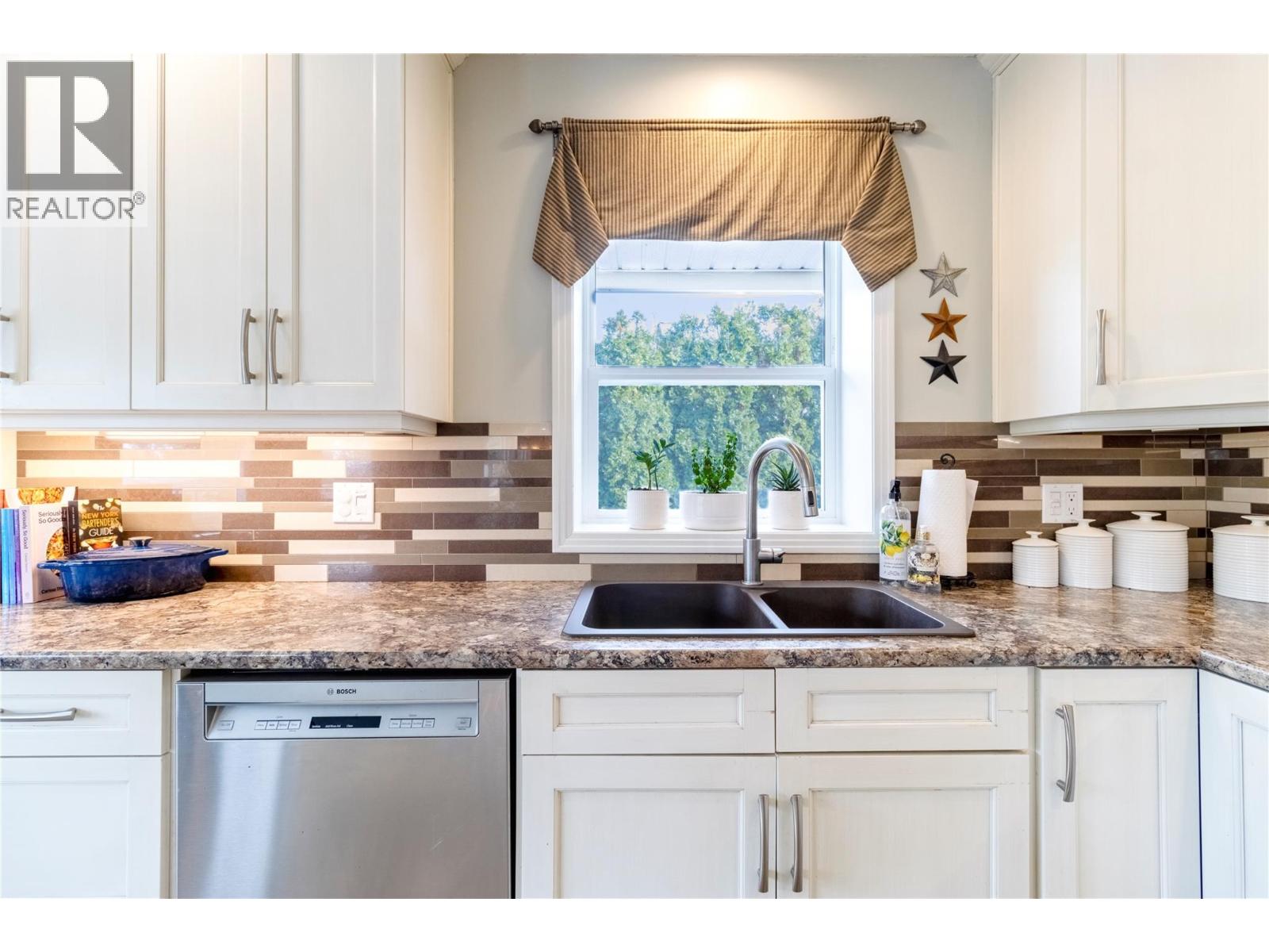 Photo 11 of 2273 Lakeview Drive, Sorrento BC