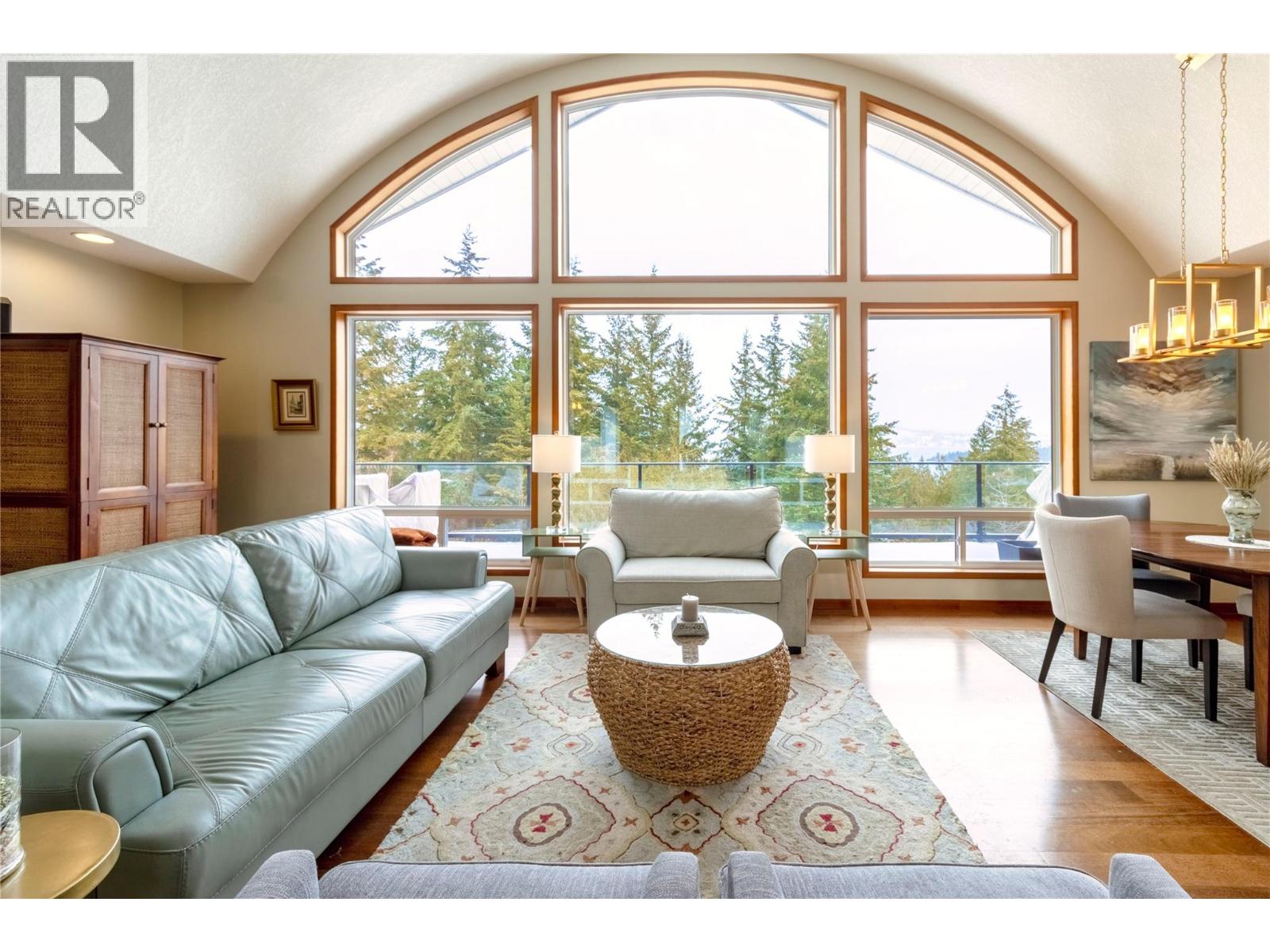 Photo 6 of 2273 Lakeview Drive, Sorrento BC