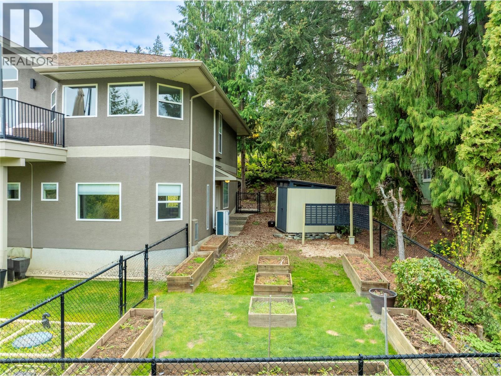 Photo 15 of 2273 Lakeview Drive, Sorrento BC