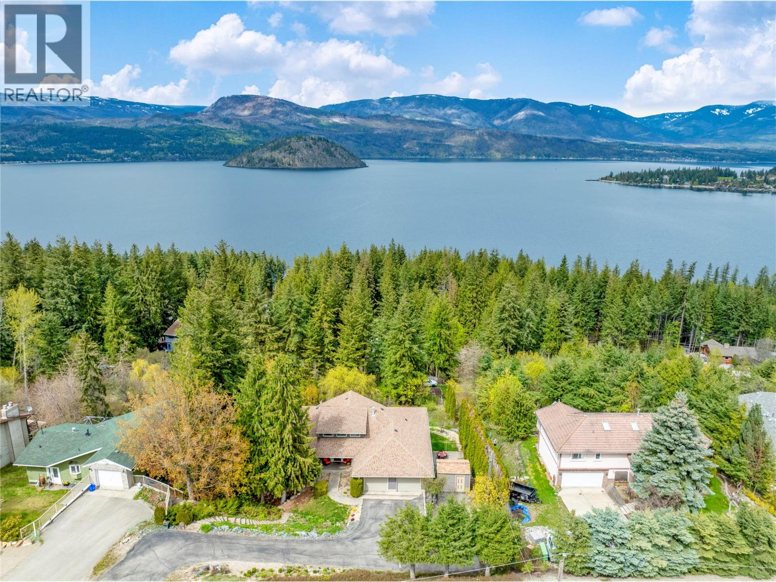 Photo 10 of 2273 Lakeview Drive, Sorrento BC