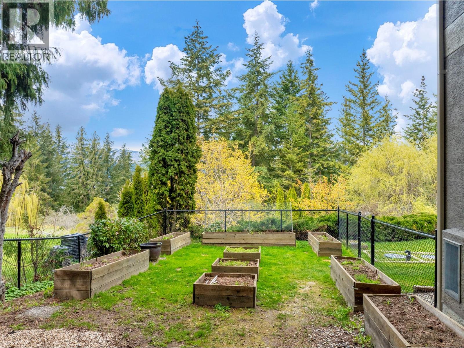 Photo 36 of 2273 Lakeview Drive, Sorrento BC