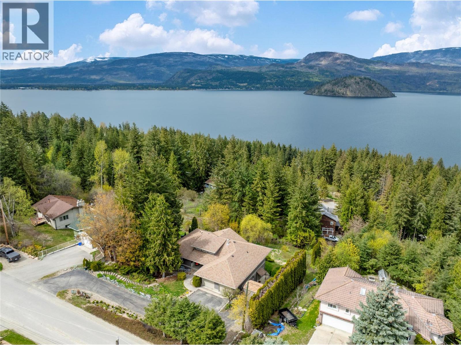Photo 19 of 2273 Lakeview Drive, Sorrento BC