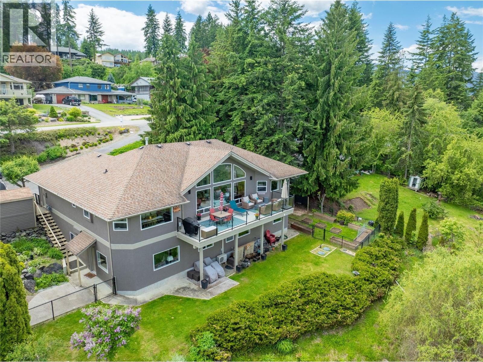 Photo 17 of 2273 Lakeview Drive, Sorrento BC