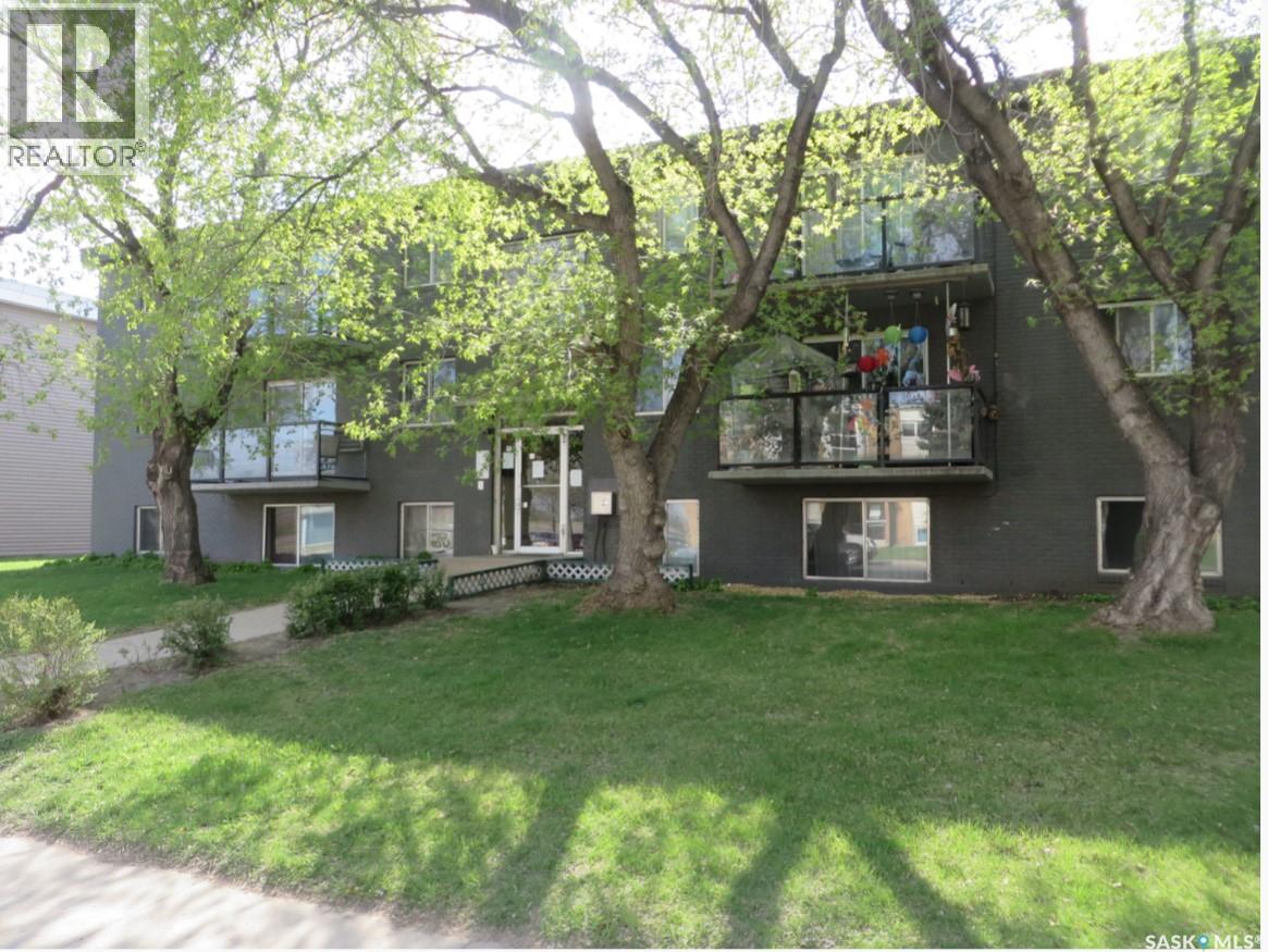 Photo 2 of 1115 W Avenue N, Saskatoon SK