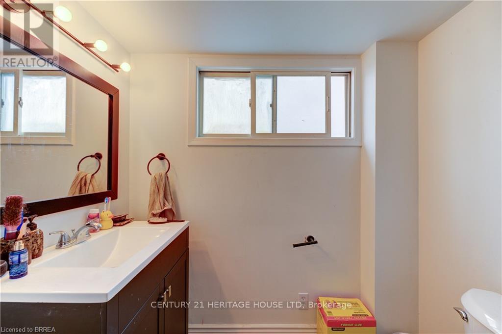 Photo 20 of 220 Nelson Street, Brantford ON