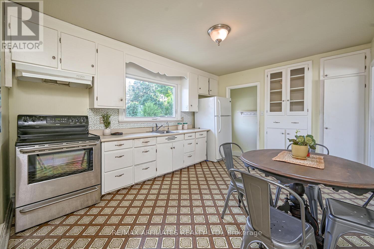 Photo 11 of 65 Jasper Avenue, Smiths Falls ON