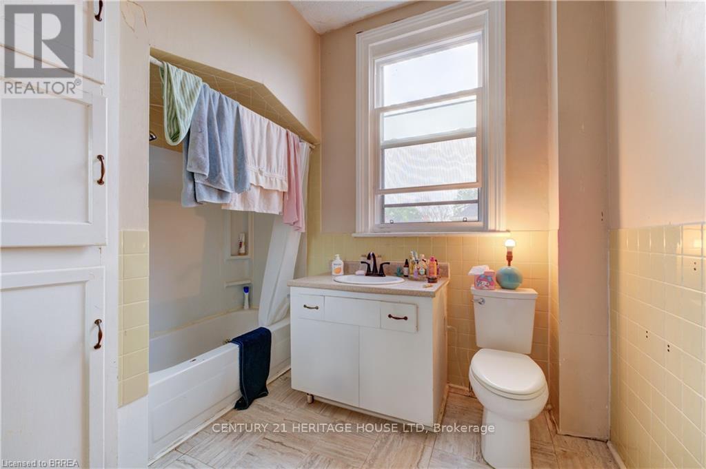 Photo 17 of 220 Nelson Street, Brantford ON