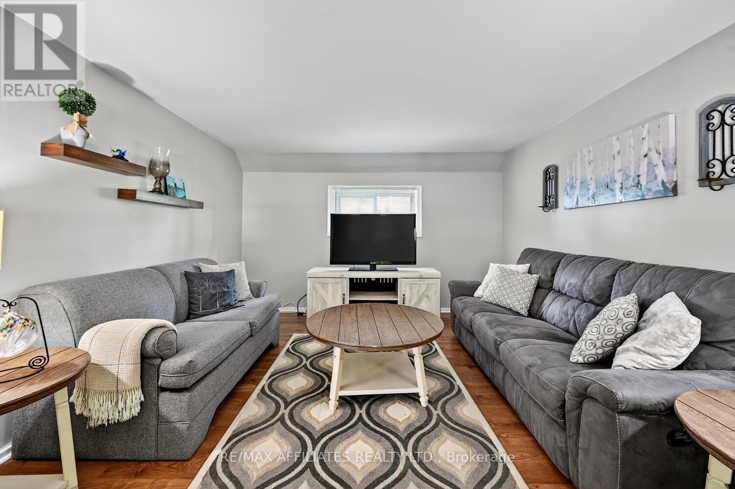 Photo 4 of 40 Oak Street, Smiths Falls ON