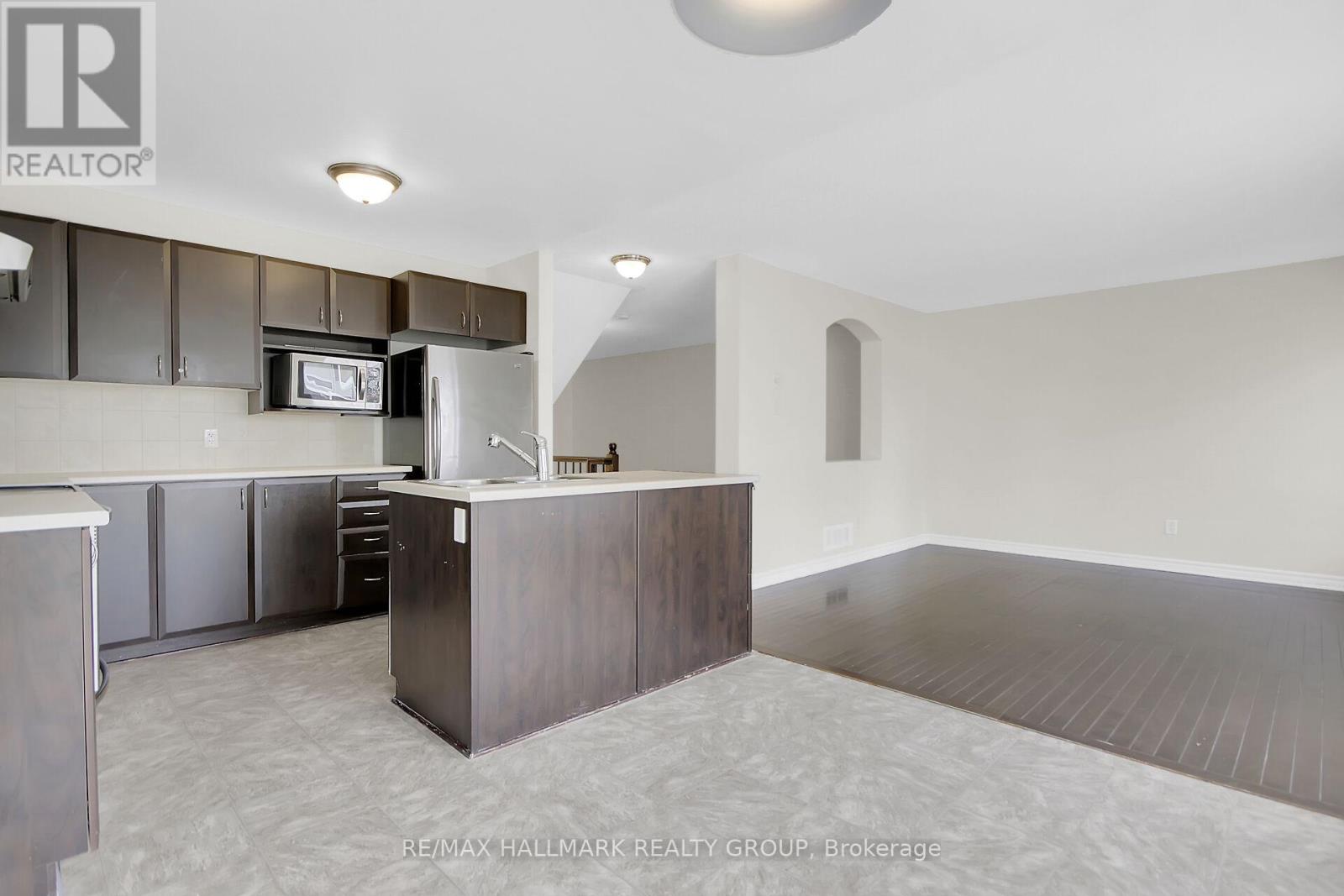 Photo 4 of 418 Temiskaming Crescent, Ottawa ON