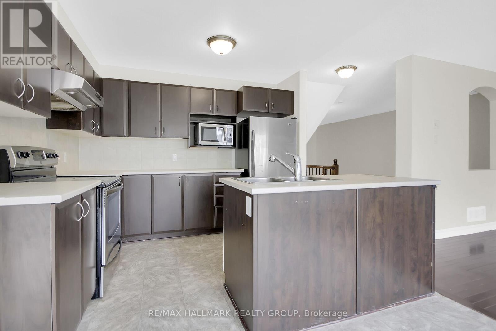 Photo 10 of 418 Temiskaming Crescent, Ottawa ON