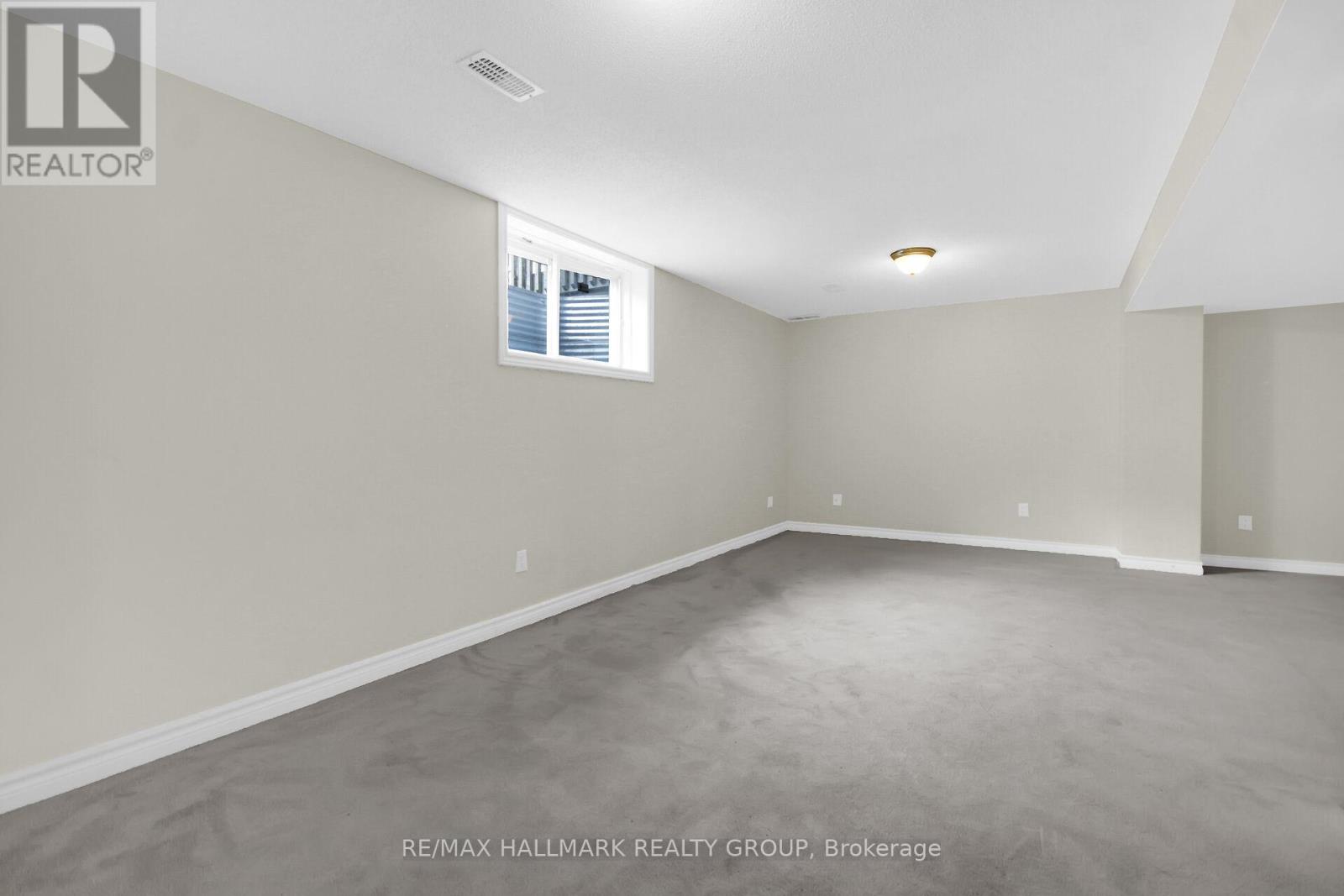 Photo 5 of 418 Temiskaming Crescent, Ottawa ON