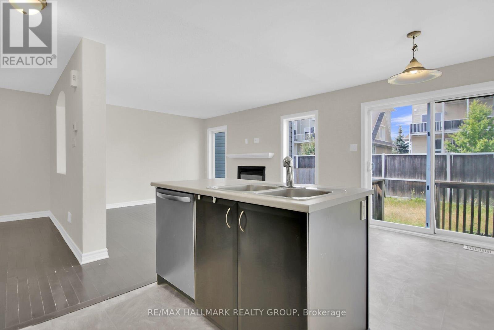 Photo 6 of 418 Temiskaming Crescent, Ottawa ON