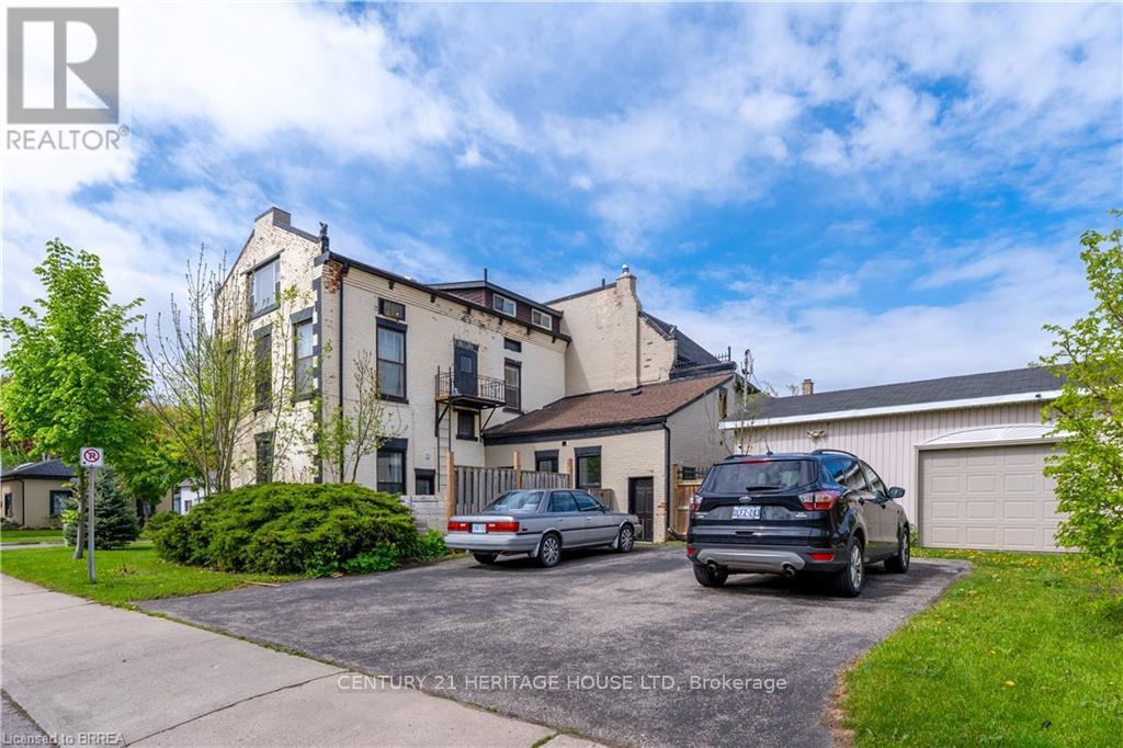 Photo 4 of 220 Nelson Street, Brantford ON