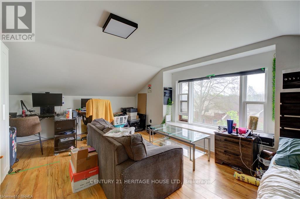 Photo 18 of 220 Nelson Street, Brantford ON